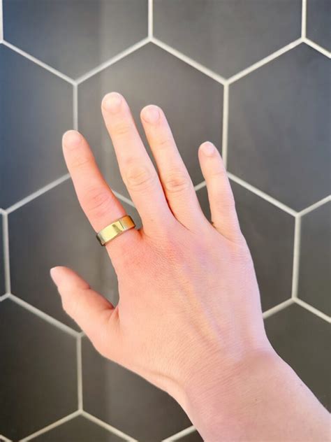 where to wear oura ring